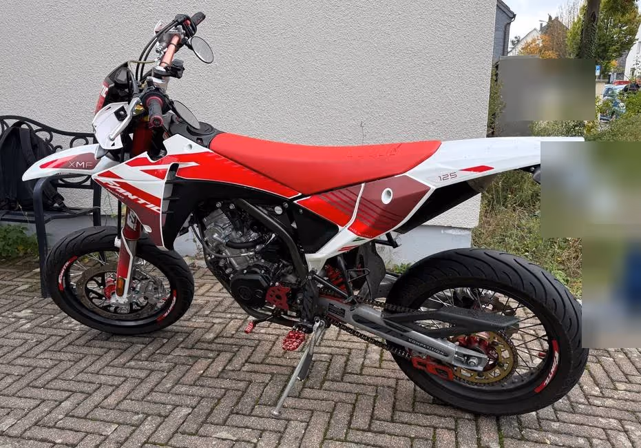 Fantic 125 Motard, Haftpflichtschaden · Pkw wendete plötzlich: Gesamtansicht