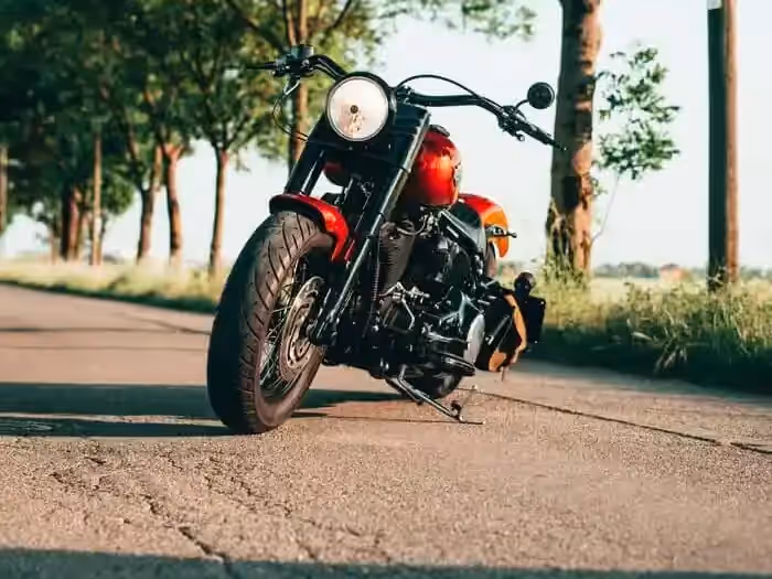 Rote Harley-Davidson Softail auf einer Landstraße – Harley-Gutachter für Düsseldorf