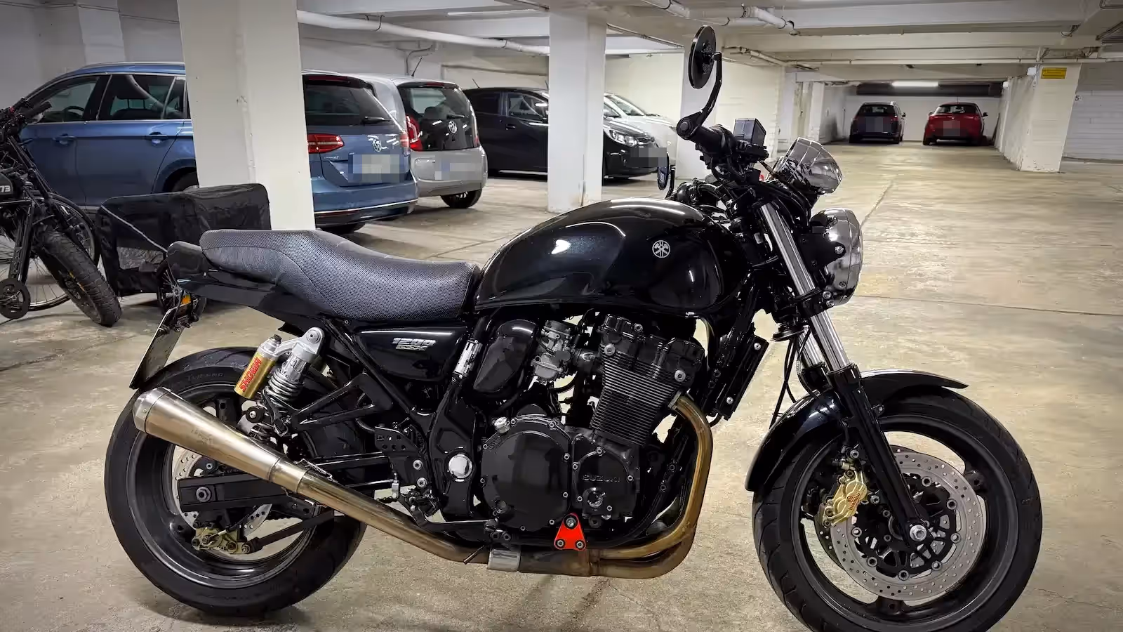 Motorrad in einer Tiefgarage – Motorrad-Gutachter für Köln